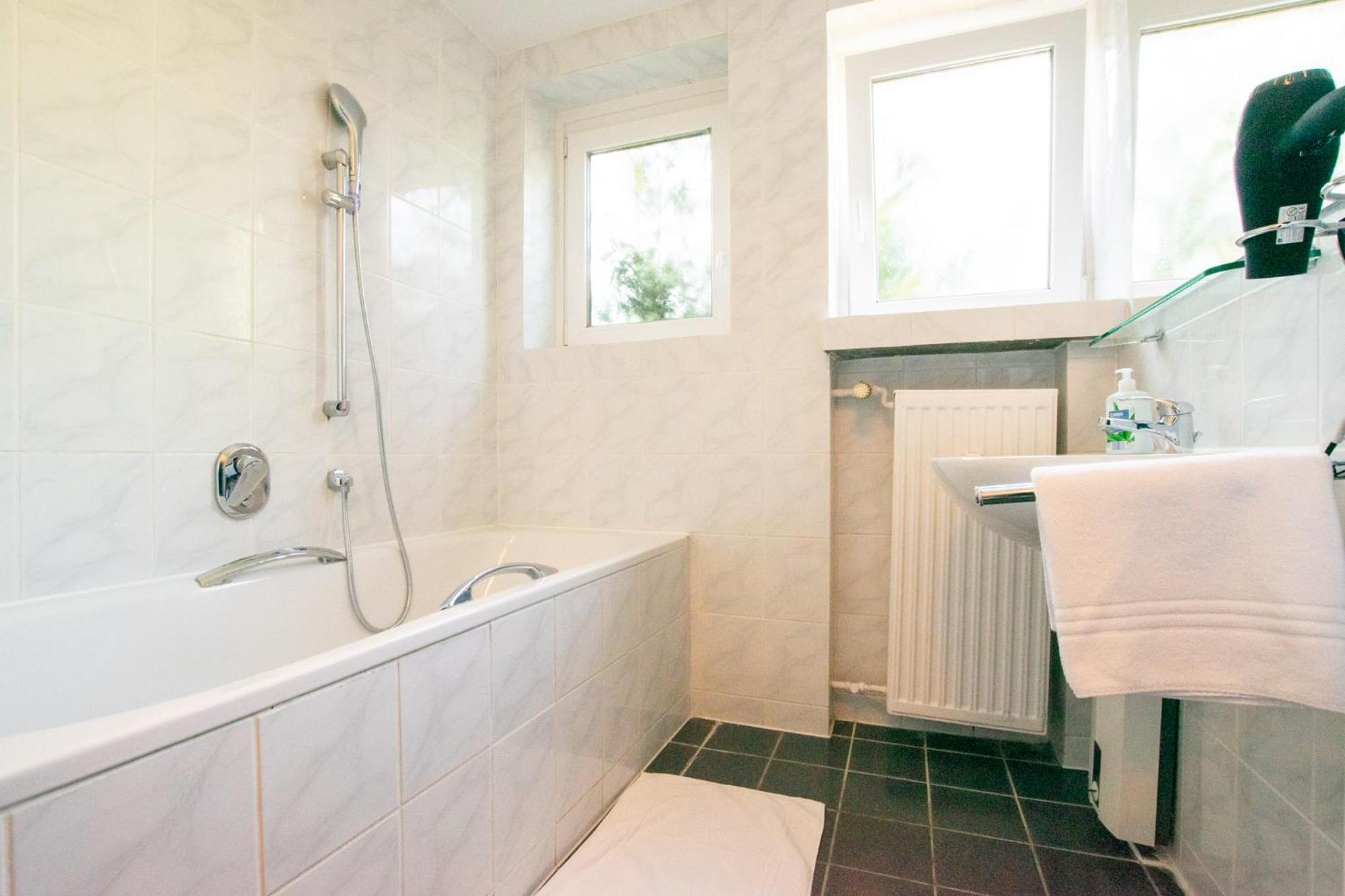 Raj Living - 1 , 3 And 4 Room Apartments - 20 Min Messe Dus & Airport Dus Meerbusch Exterior photo